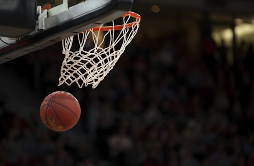 篮球赛事直播图标 - NBA赛场上的扣篮瞬间